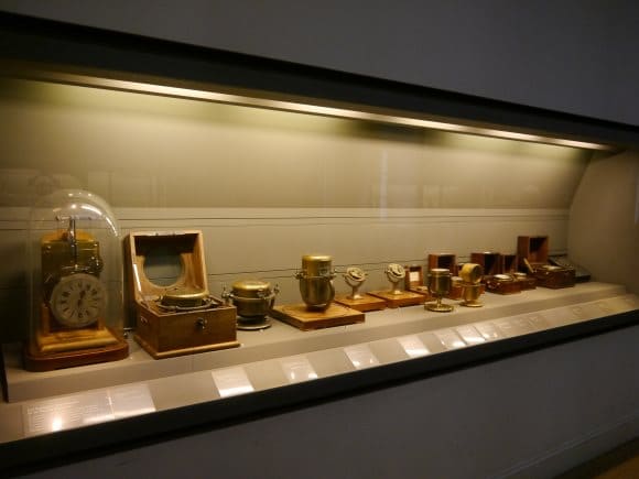 Vitrine des horloges marines françaises