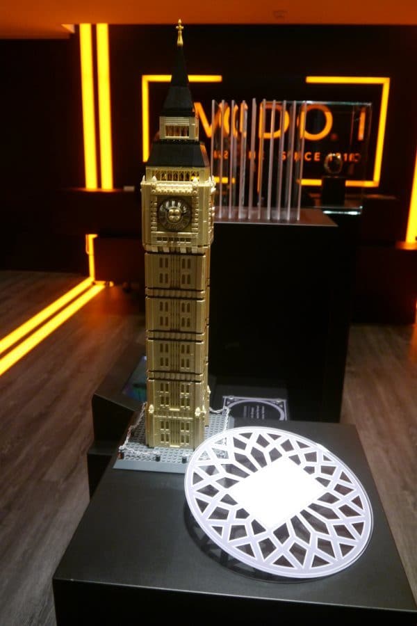 Mido stand avec Big Ben