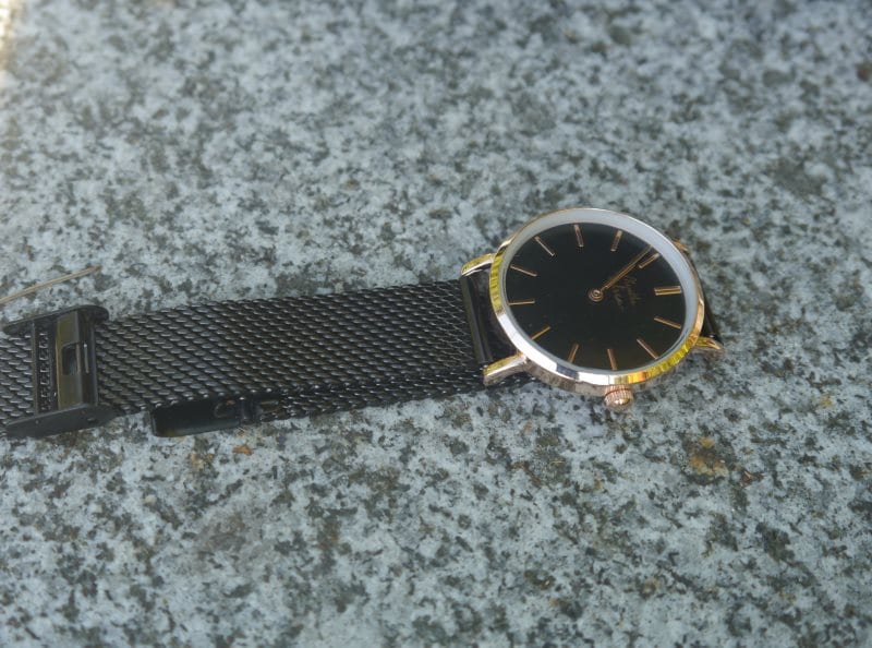 Montre Menthe à leau femme maille milanaise noire boîtier rose