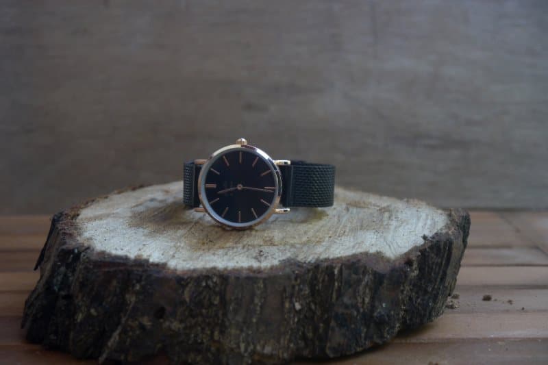 Montre femme Menthe à leau cadran noir boîtier rose