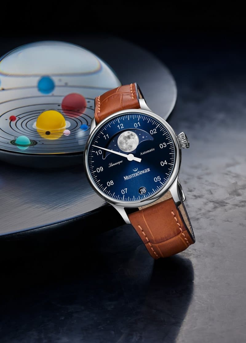 MeisterSinger Lunascope acier cadran bleu bracelet cuir marron Nature morte verticale LS901 preview